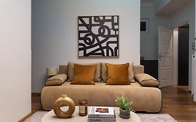 Chic Central 1Br Retreat Near New York Cafe With View